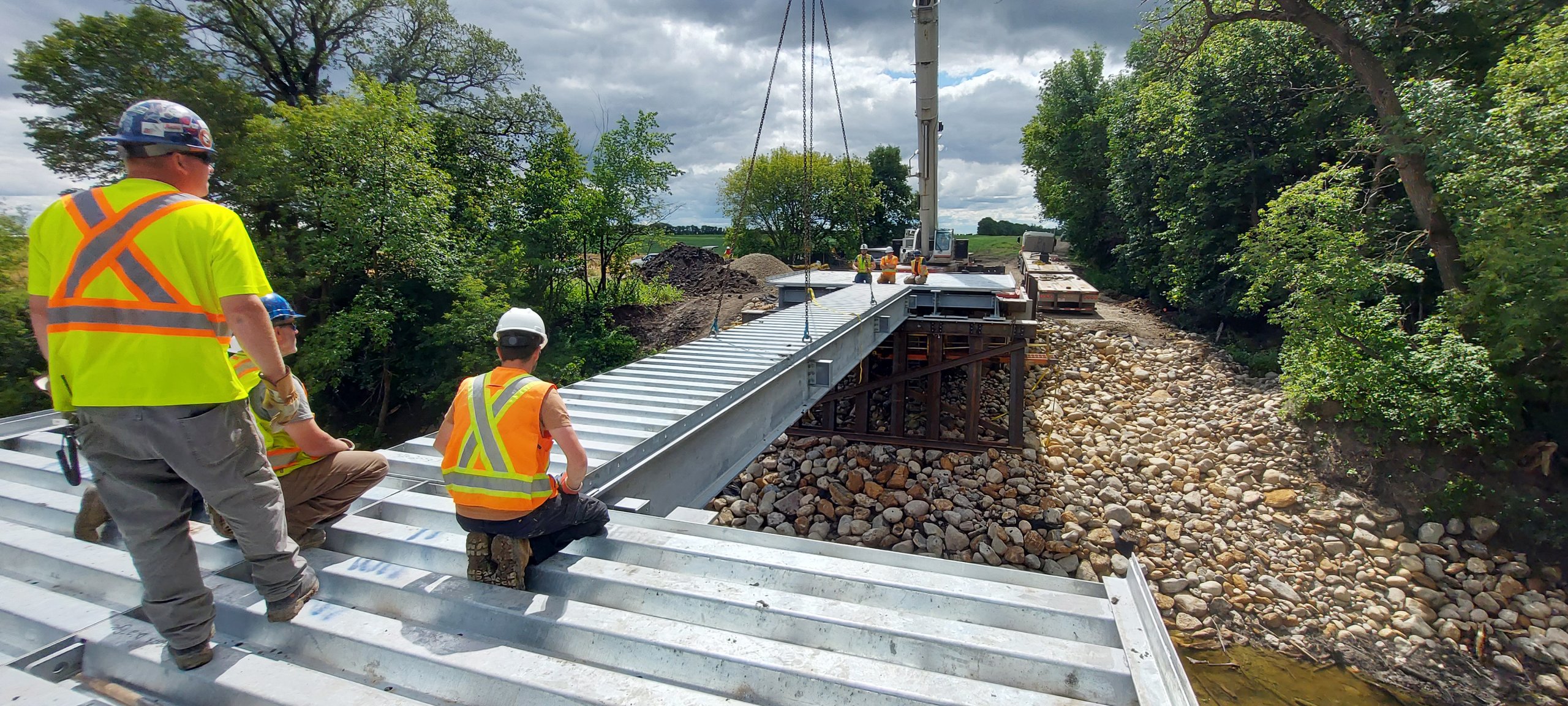 Armtec: Pont Bridge-in-a-Box® avec travée triple Dufferin Abbott. Project Image 2